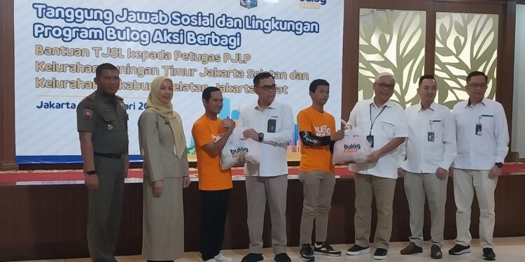 Melalui Bulog Peduli, Bulog Salurkan Bantuan Sembako kepada 159 Petugas PJLP di Dua Kelurahan di Jakarta