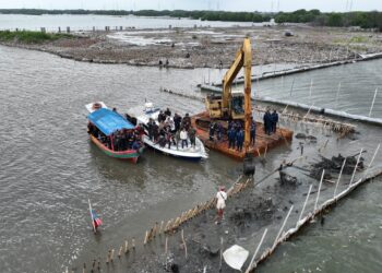Pagar Laut Tanpa Izin di Bekasi Dibongkar