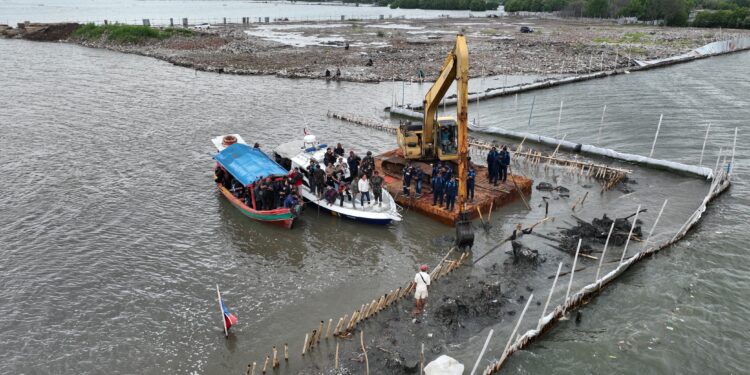 Pagar Laut Tanpa Izin di Bekasi Dibongkar