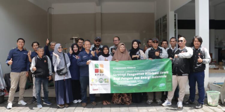 BPDP dan Majalah Sawit Indonesia Ajak Jurnalis Kunjungi Fasilitas Produksi Helm Sawit