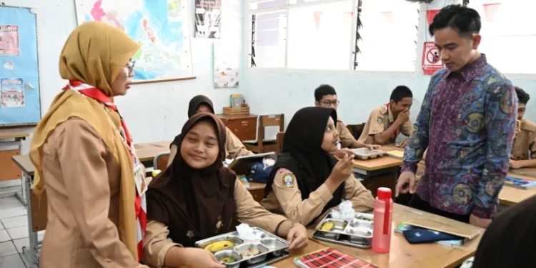 Tinjau Program MBG, Wapres: Jika Tak Habis, Makanan Bisa Dibungkus dan Dibawa Pulang