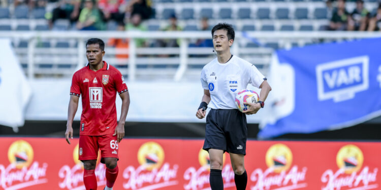 Wasit Asing Bikin Kualitas Liga 1 dan Liga 2 Makin Profesional?