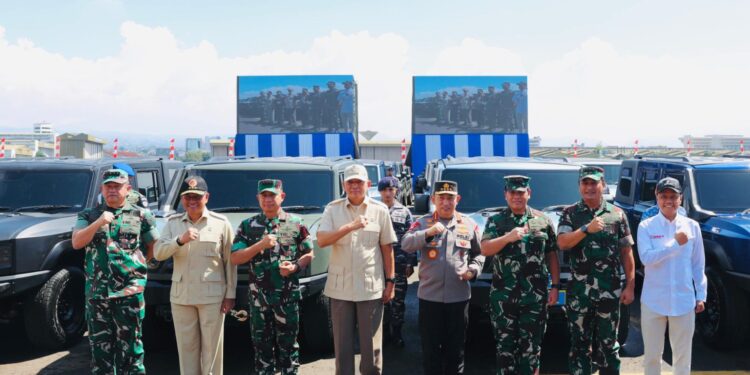 Menhan Serahkan 700 Unit Maung MV3 kepada TNI-Polri