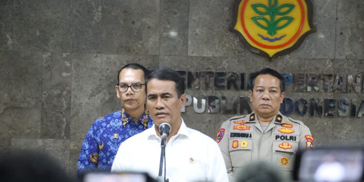 Kesejahteraan Meningkat, Mentan Amran: Petani Bahagia, Harga Kelapa Naik