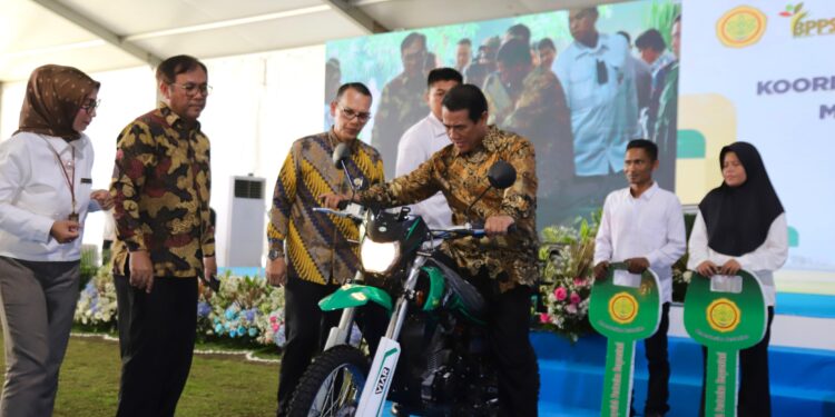 Dukung Penuh Penyuluh Pertanian, Mentan Amran Bagikan Sepeda Motor untuk Penyuluh Berprestasi