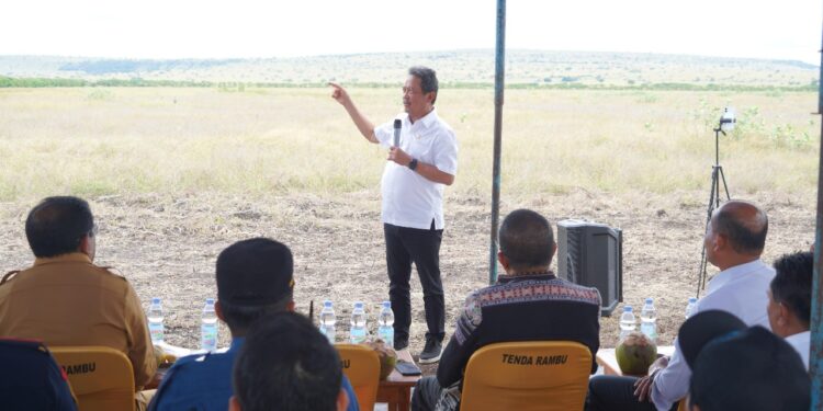 Menteri Trenggono Kunjungi Calon Lokasi Pembangunan Tambak Udang Terbesar di Waingapu
