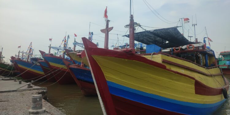 KKP Serahkan Tersangka & Barang Bukti Pemalsuan Dokumen Kapal Ikan KM HSN 8 ke Kejaksaan
