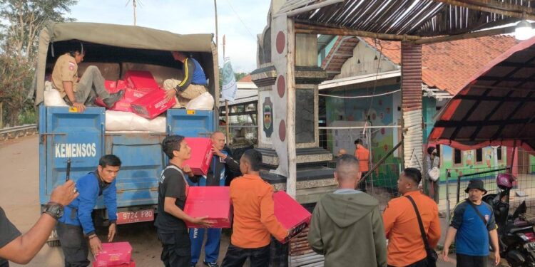 Kemensos Salurkan Bantuan Korban Bencana Tanah Longsor Purwakarta