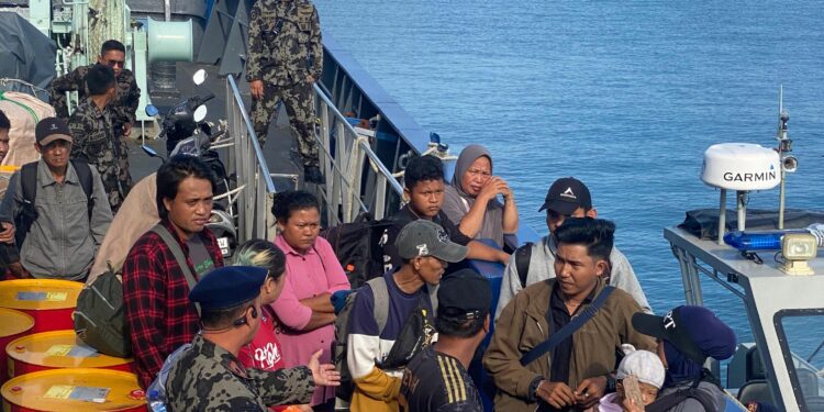 KP Orca 05 KKP Angkut Warga Enggano ke Bengkulu
