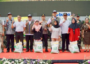 Bulog dan TNI Bersinergi Salurkan Bantuan Pangan dan Beras SPHP dalam Gerakan Pangan Murah Serentak di Seluruh Indonesia