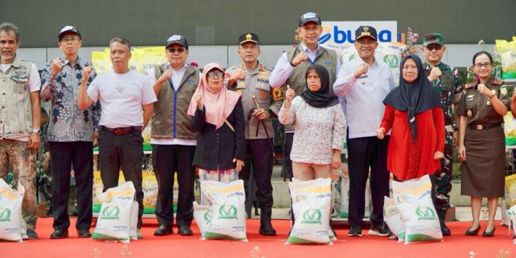 Bulog dan TNI Bersinergi Salurkan Bantuan Pangan dan Beras SPHP dalam Gerakan Pangan Murah Serentak di Seluruh Indonesia