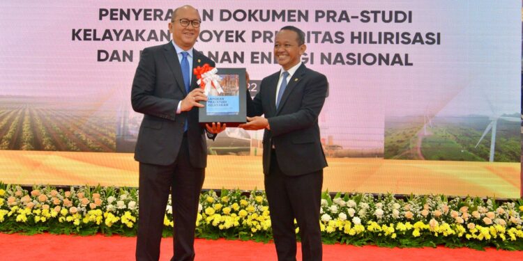 Menteri ESDM Serahkan Dokumen 18 Proyek Hilirisasi Senilai Rp618,13 Triliun ke Danantara
