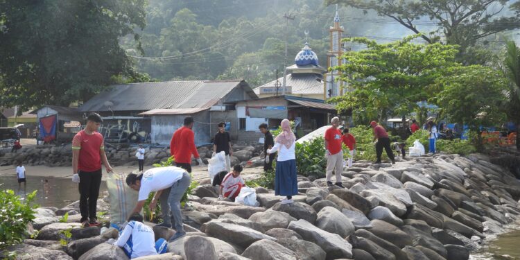 Gerakan Laut Sehat Bebas Sampah, KKP Bersihkan 230 Kg Sampah di Pesisir Padang