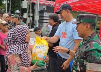 Bulog dan TNI Salurkan Bantuan untuk Pengemudi Ojol, Pasukan Orange dan Masyarakat Umum di Bundaran HI Jakarta