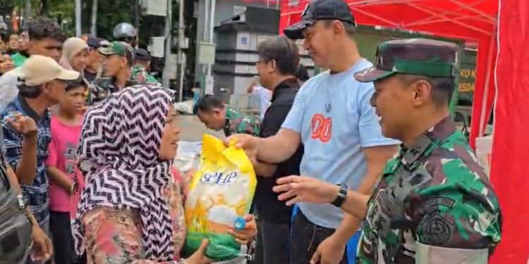 Bulog dan TNI Salurkan Bantuan untuk Pengemudi Ojol, Pasukan Orange dan Masyarakat Umum di Bundaran HI Jakarta