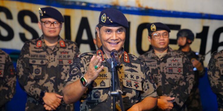 KKP Serahkan Tersangka dan Barang Bukti Kasus KIA Filipina Ilegal Berukuran 754 GT ke Kejaksaan