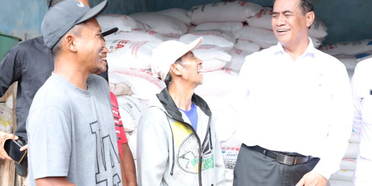 Mentan Amran dan KSP Qodari Sidak Kios Pupuk, Petani Tersenyum Harga Pupuk Turun