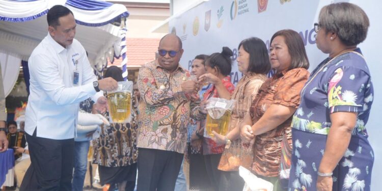 Bulog Cabang Sorong dan Komisi IV DPR RI Salurkan Bantuan Pangan di Kota Sorong