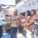 Bulog Cabang Sorong dan Komisi IV DPR RI Salurkan Bantuan Pangan di Kota Sorong