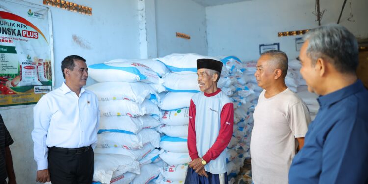 Ketua MPR dan Mentan Sidak Kios Pupuk, Petani Gembira Harga Makin Murah