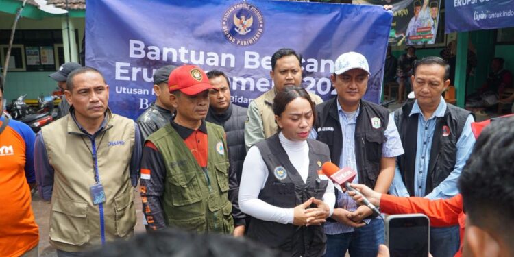 Bulog Beri Bantuan 200 Paket untuk Warga Terdampak Erupsi Semeru di Kabupaten Lumajang