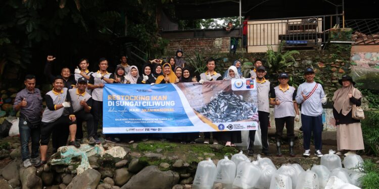 15.000 Ekor Ikan Dilepasliarkan ke Ciliwung untuk Jaga Populasi Perikanan & Ketahanan Pangan