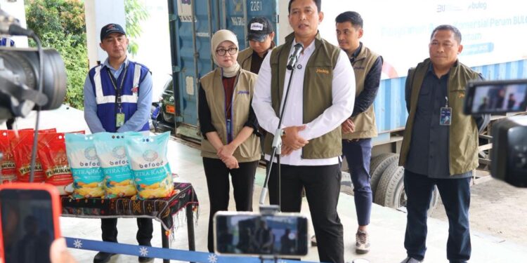 Dirut Bulog Melepas 48 Ribu Kilogram Beras Premium Menuju Batam
