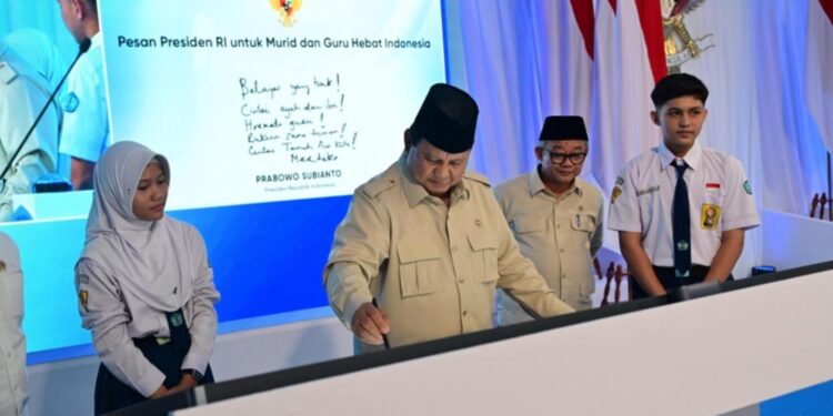 Prabowo Luncurkan Program Digitalisasi Pembelajaran untuk Indonesia Cerdas di 38 Provinsi