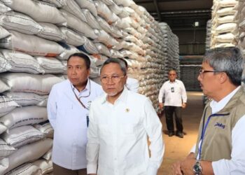 Menko Pangan Pastikan Stok Beras Bulog Aman untuk Antisipasi Bencana di Sumatera