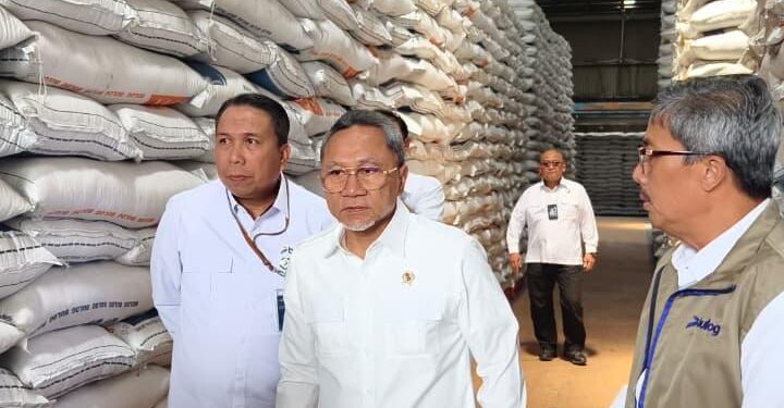 Menko Pangan Pastikan Stok Beras Bulog Aman untuk Antisipasi Bencana di Sumatera