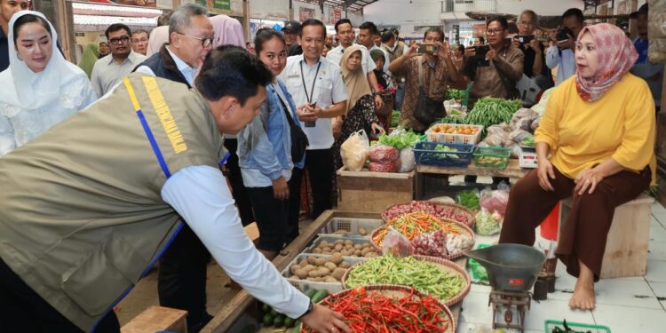 Kunjungi Pasar Kendal, Dirut Bulog Bersama Menko Pangan Pastikan Harga Pangan Di Jawa Tengah Stabil