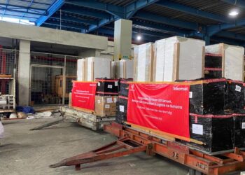 Kemkomdigi Kirim 100 Unit Genset dan 500 Smartphone ke Wilayah Banjir Sumatra