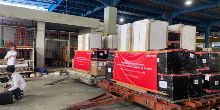 Kemkomdigi Kirim 100 Unit Genset dan 500 Smartphone ke Wilayah Banjir Sumatra
