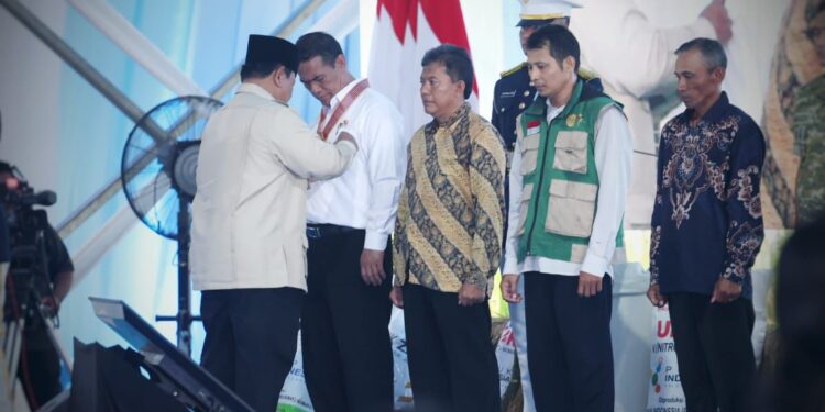 Presiden Prabowo Anugerahkan Bintang Jasa Utama kepada Mentan Amran atas Dedikasi Wujudkan Swasembada Pangan