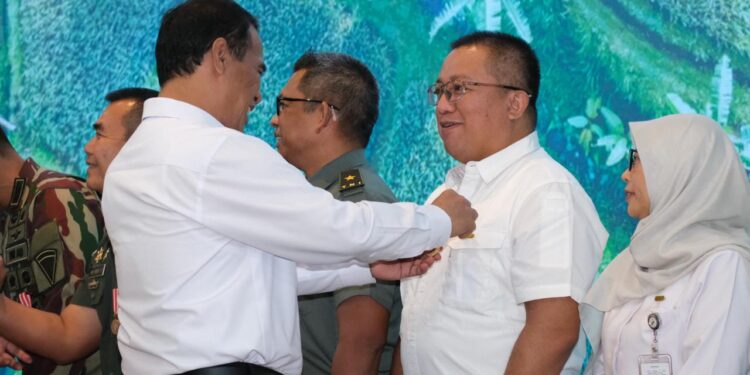 Sepuluh Pejabat Bulog Terima Penghargaan dari Mentan atas Dukungan Swasembada Pangan 2025
