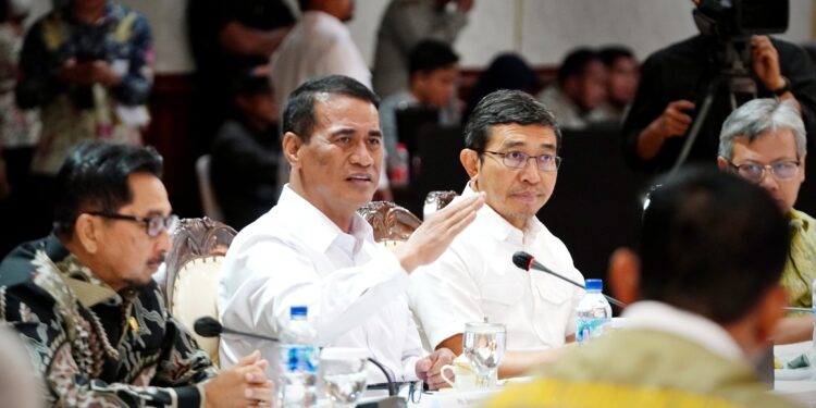 Lindungi Peternak-Konsumen, Mentan Amran Tegaskan Pengawasan Ketat DOC hingga Daging Sapi