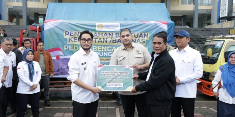 Mentan Gerak Cepat Salurkan 24 Truk Bantuan Untuk Korban Longsor Cisarua,