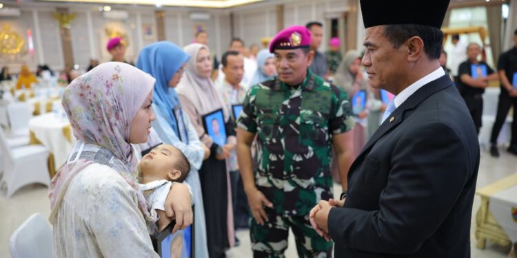 Mentan Amran Serahkan Santunan untuk Keluarga Prajurit Marinir yang Gugur Korban Banjir Di Bandung Barat