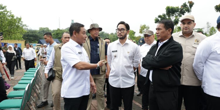 Turun Langsung ke Cisarua, Mentan Amran Salurkan Bantuan dan Dorong Perubahan Pola Tanam
