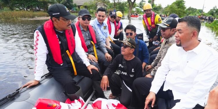 Tinjau Banjir Banjar Kalsel, Mensos Salurkan Bantuan