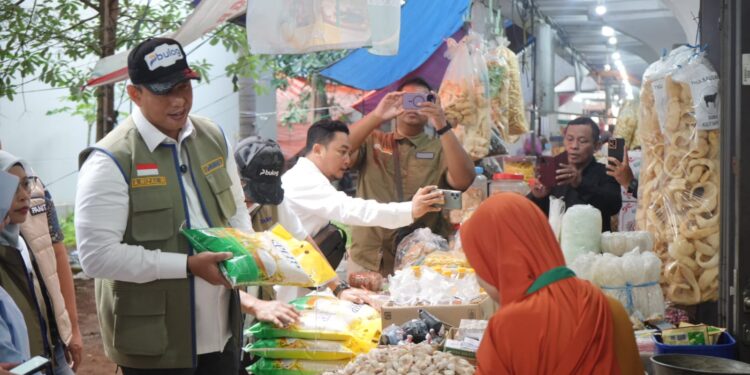 Dirut Bulog Sidak Pasar Johar, Kepanjen, dan Kanjengan Semarang, Pastikan Harga dan Pasokan Pangan Aman