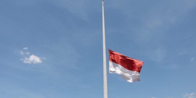 Try Sutrisno Wafat, Pemerintah Instruksikan Pengibaran Bendera Setengah Tiang Selama 3 Hari
