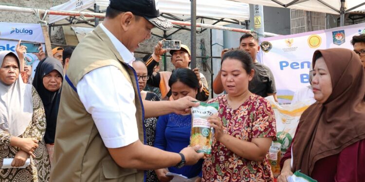 Bulog Salurkan Bantuan Pangan Secara Serentak di Seluruh Indonesia