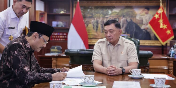Kemensos Serahkan Pengelolaan Taman Makam Pahlawan ke Kemenhan