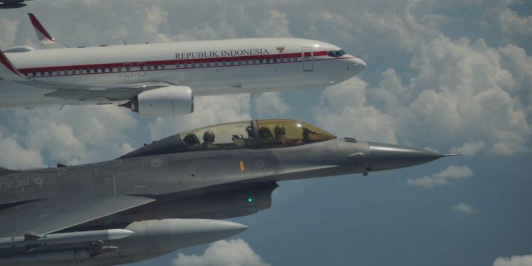 HUT TNI AU, Pesawat Kepresidenan Prabowo Dikawal Empat F-16 dan Dua T50 Golden Eagle