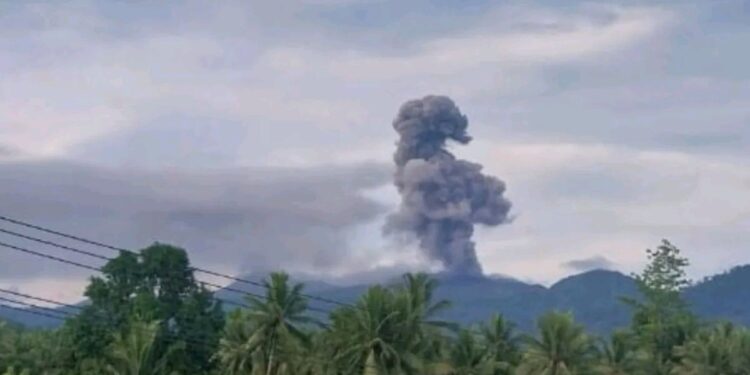 Gunung Dukono Erupsi, Masyarakat Diminta Waspadai Abu Vulkanik