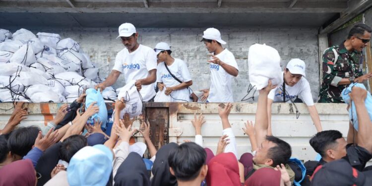 Peringati May Day 2026 di Monas, Bulog Bagikan 350 Ribu Paket Sembako Gratis