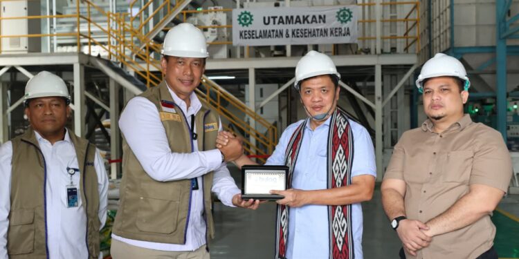 Kunjungan Kerja DPR RI Ke Gudang Bulog Untuk Memastikan Ketersediaan Stok Beras Nasional Aman