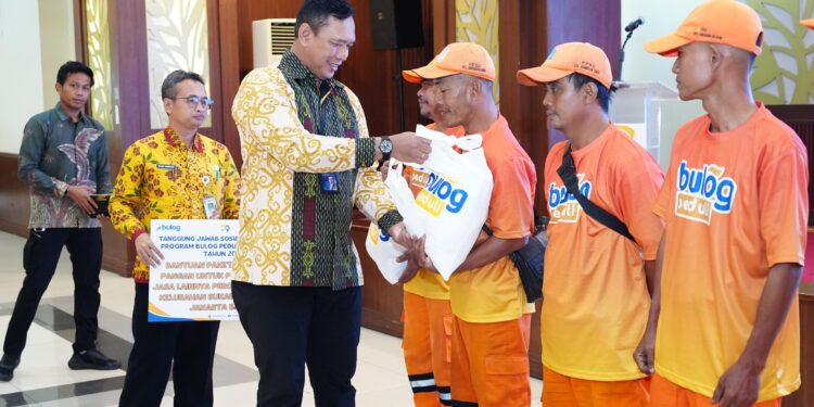 Bulog Berbagi Kepedulian kepada PJLP dan Masyarakat dalam Rangka HUT ke-59