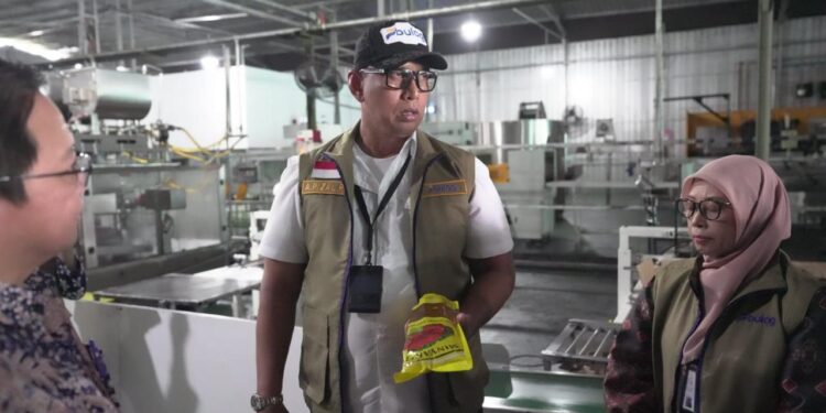 Bulog Perintahkan Penarikan Seluruh Produk Minyakita yang Diindikasikan Berbau Solar